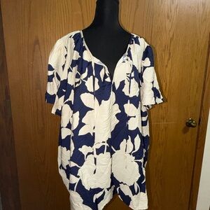 NWT Womenโs plus size 3Xโ Ava & Viv Navy and Cream Floral Blouse, shirt, top